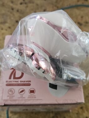 NEW Electric Rechargeable Shaver 7D- Pink & White